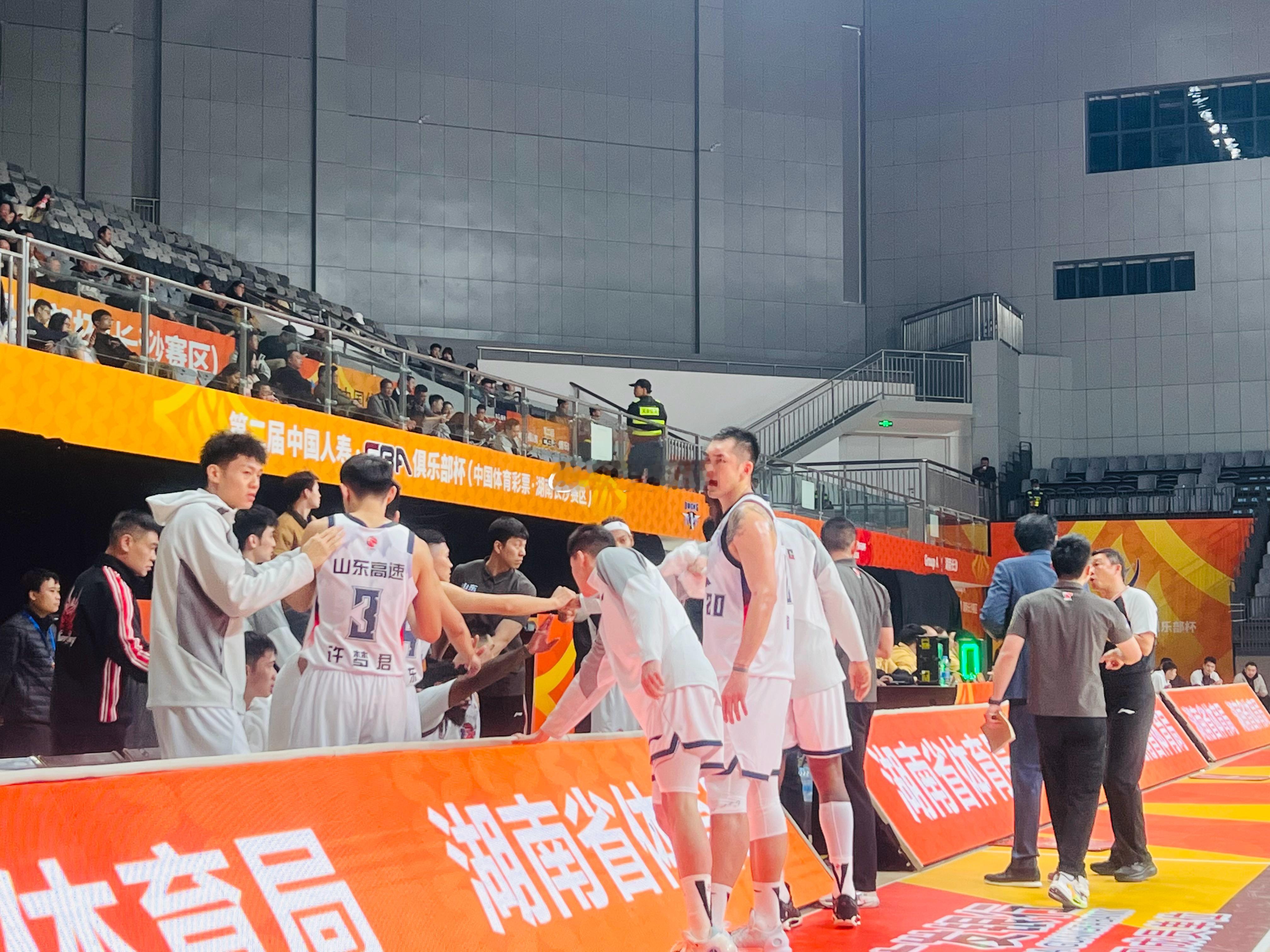 陈林坚第三节爆发，三分射手确实可以，三节拿下16分，把天津队打暂停。 