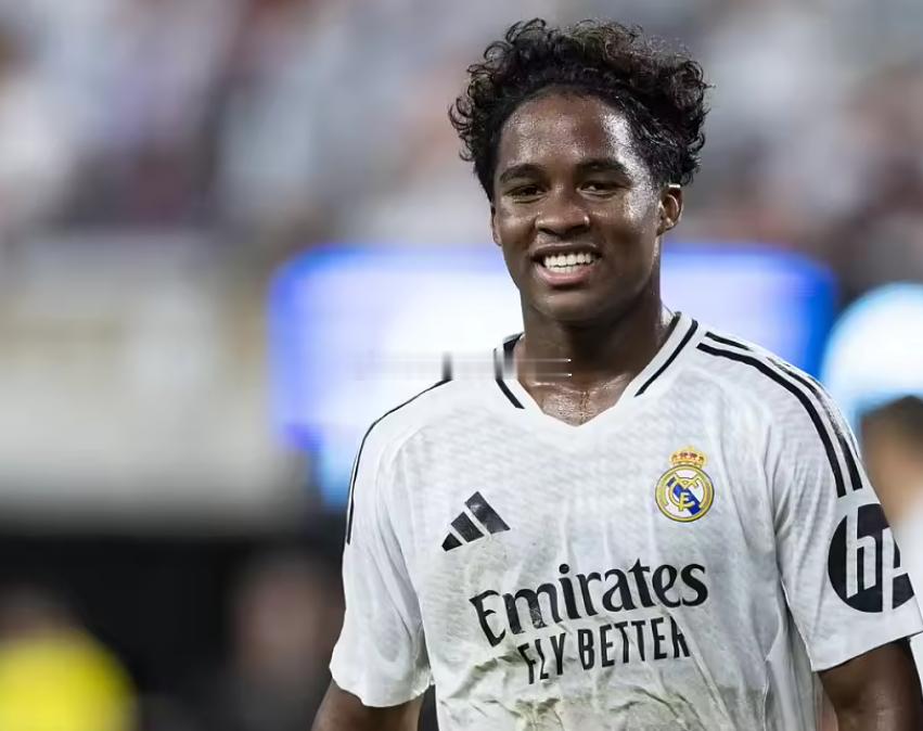 在接受《442》杂志采访时，恩德里克透露了他对于C罗的崇拜和敬仰。谈到是否想要追