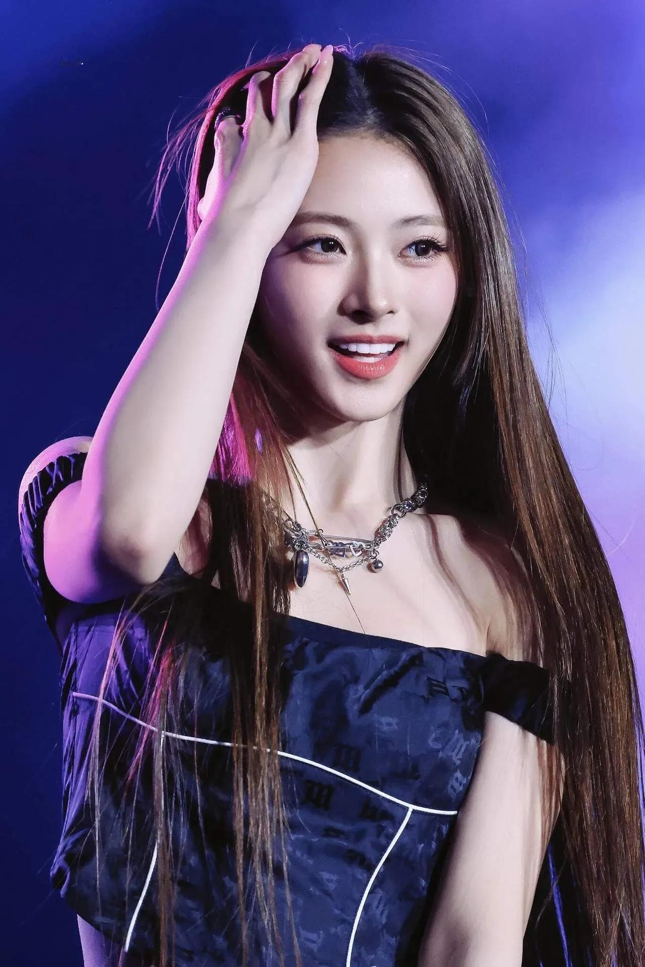 舞台上的甜美少女，闪闪发光的项链，梦幻的紫色背景，让人心动不已！田中杏奈💖✨