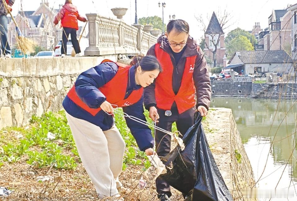 环保志愿者[超话]   最美志愿者 【守护一江碧水】近日，宗汉街道桃园江社区组织