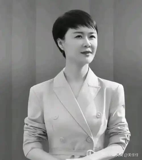 悼贺娇龙局长
 
天山雪野卷红裳，一骑追风拓路长。
直播声喧千万里，农产香飘九域