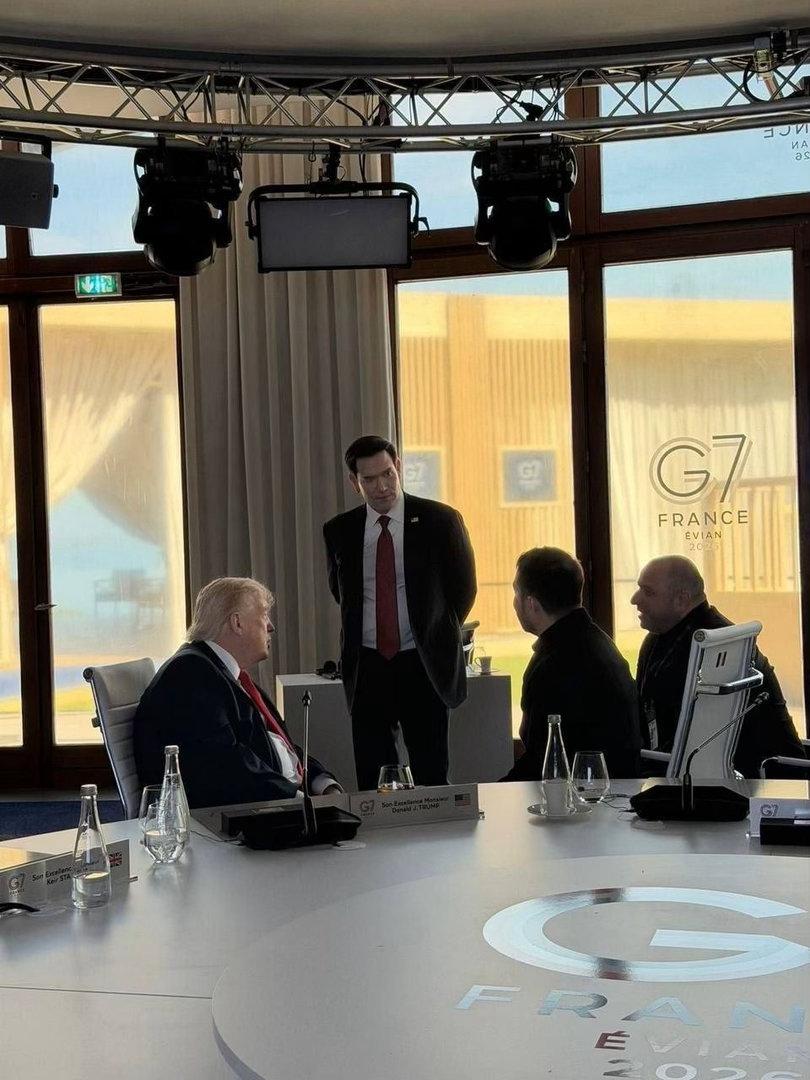 再补一张图：G7会议上的老干部鲁彪。

老川确实胖了不少，瞧那白衬衣下凸起的大肚