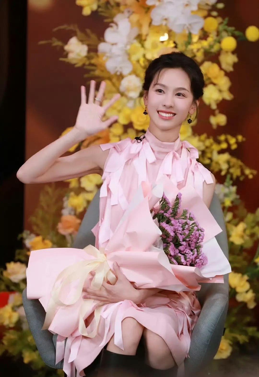 陈都灵要不要笑的这么假，像极了嘴是另外安上去的 ​​​