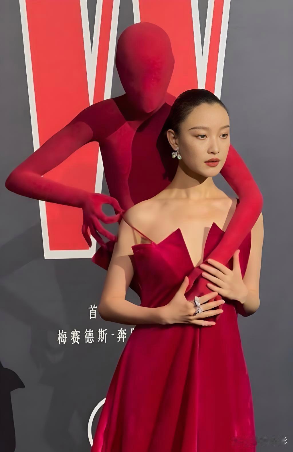 倪妮这衣服设计是想表达什么？这设计师的脑洞真大。 