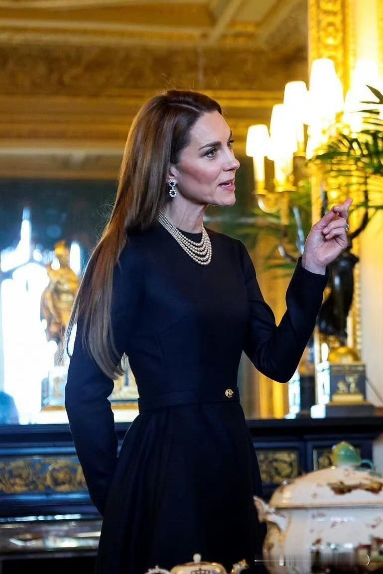 午宴过后的环节，参展。凯特王妃长袖款Burberry连衣裙搭配了五股白色珍珠项链