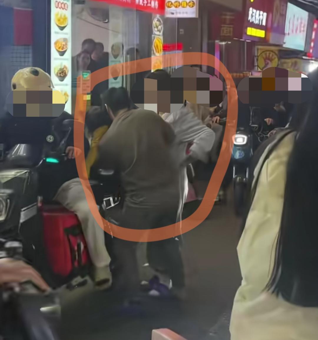 家人们！
广州街头这一幕真的看哭了！
2月1日晚天河棠下上社附近，有人拍到揪心又