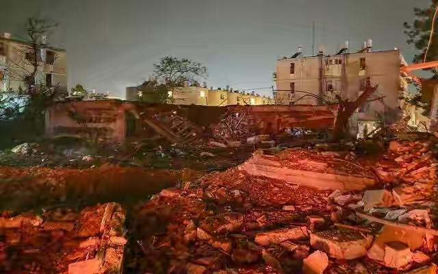 突发，伊朗和美国这局势真是火药味十足！伊朗媒体报道，23日一架美国战斗机被击中，