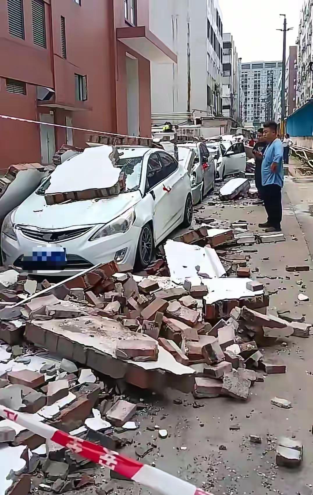 惊险！3月30日东莞遇强对流天气，气象台发布雷雨大风橙色预警，石排镇一工厂巷子内