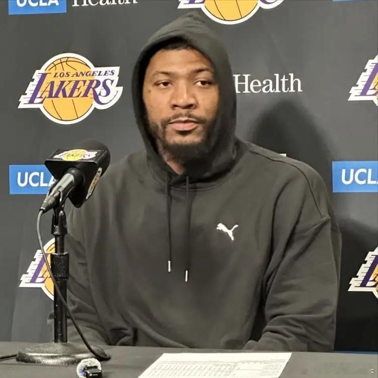 记者：湖人关键时刻的比赛没输过，是什么原因？斯玛特：球队有詹姆斯、东契奇....