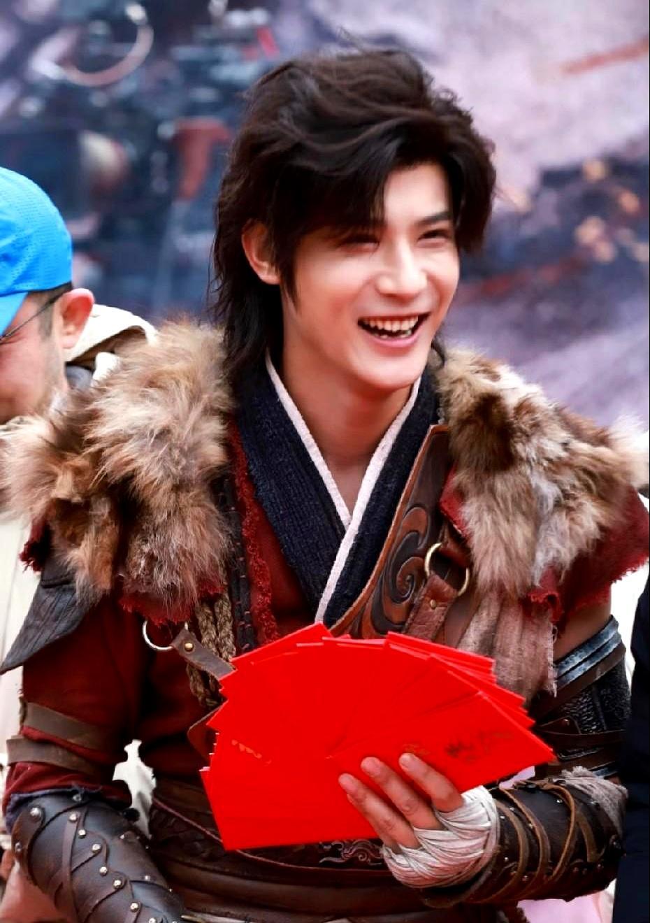 横店零下的天，他拿到一沓红包，嘴角咧到了耳根。
 
他没自己揣着，转身就跟粉丝玩