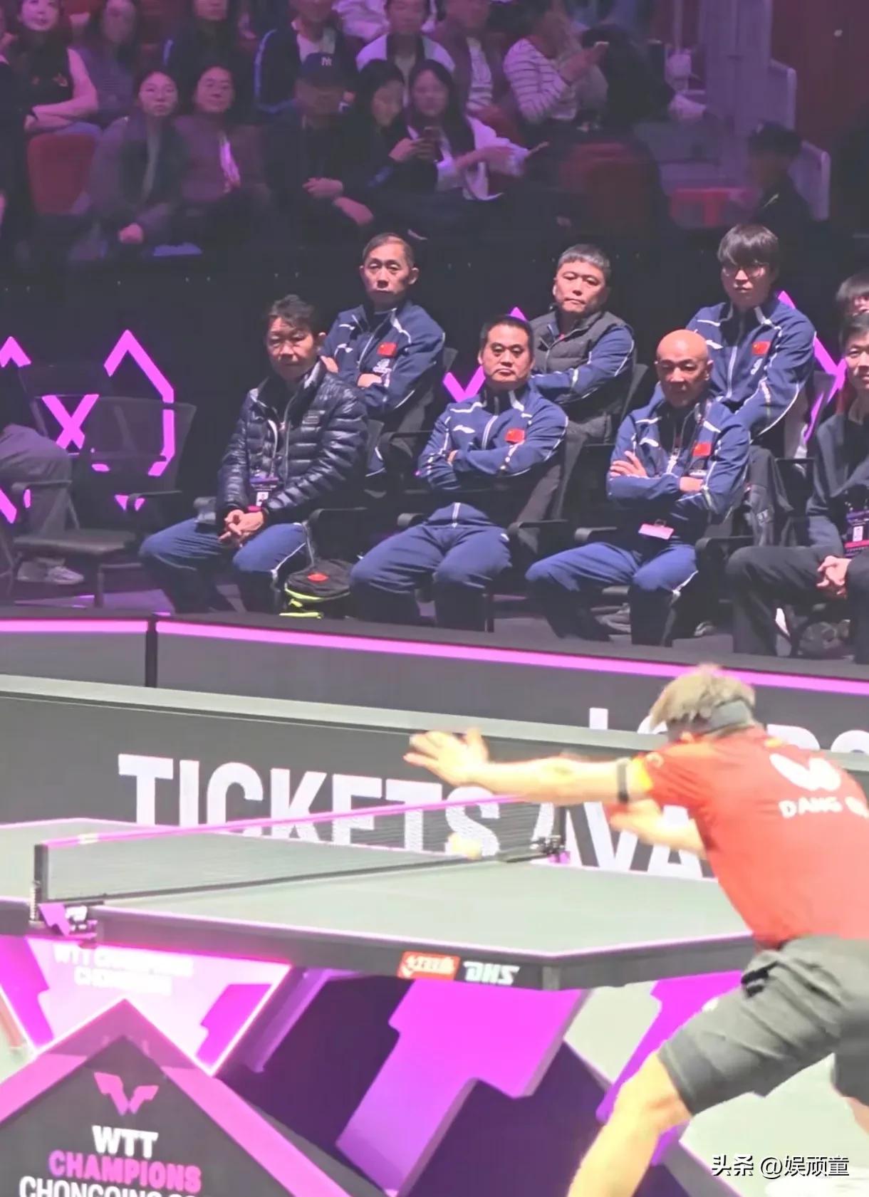 温瑞博与邱党比赛，除满场观众外，离球台最近的有王励勤、秦志戬、肖战、志强、王皓等