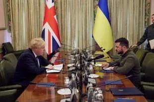 俄乌冲突：军事升级与外交僵局下的多重博弈
 
俄乌冲突进入新的关键阶段，军事行动