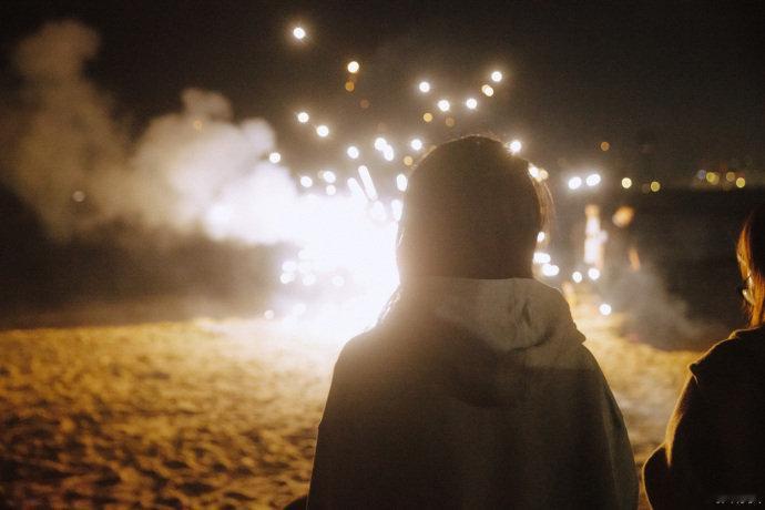 张婧仪美好会发生 张婧仪海边放烟花，张婧仪美好会发生 