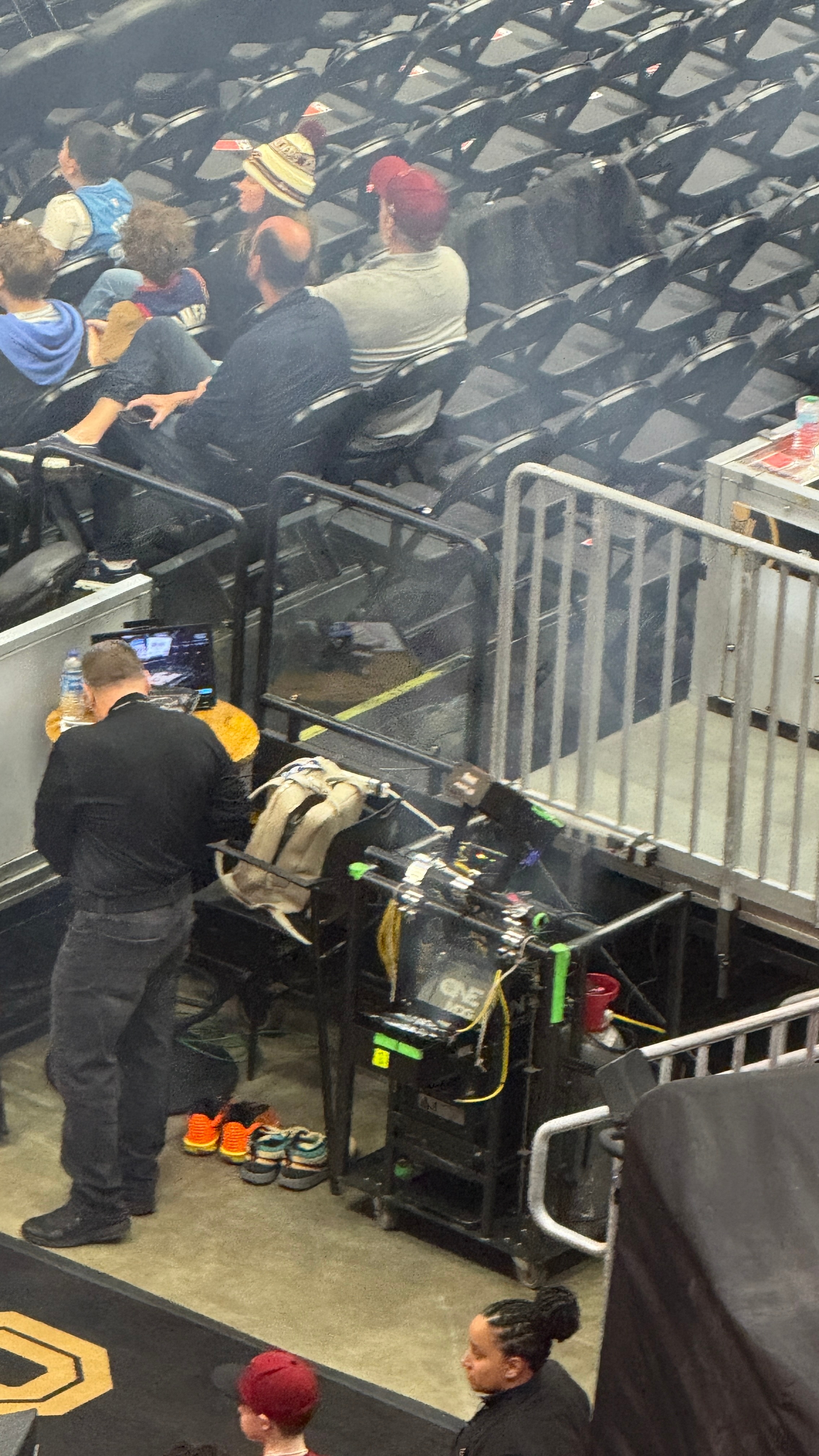 有个网友说，骑士的球馆为什么总是雾蒙蒙的。因为用了这个喷雾机，我问了一下Chat