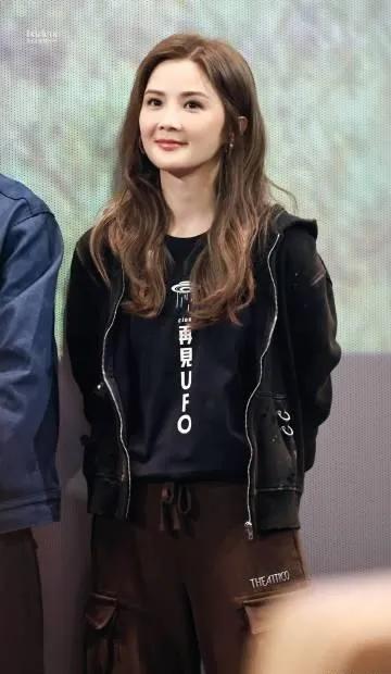 蔡卓妍的私服太会玩配色了✅
黑色做旧外套内搭黑T，层次感十足。
棕色工装裤提亮整