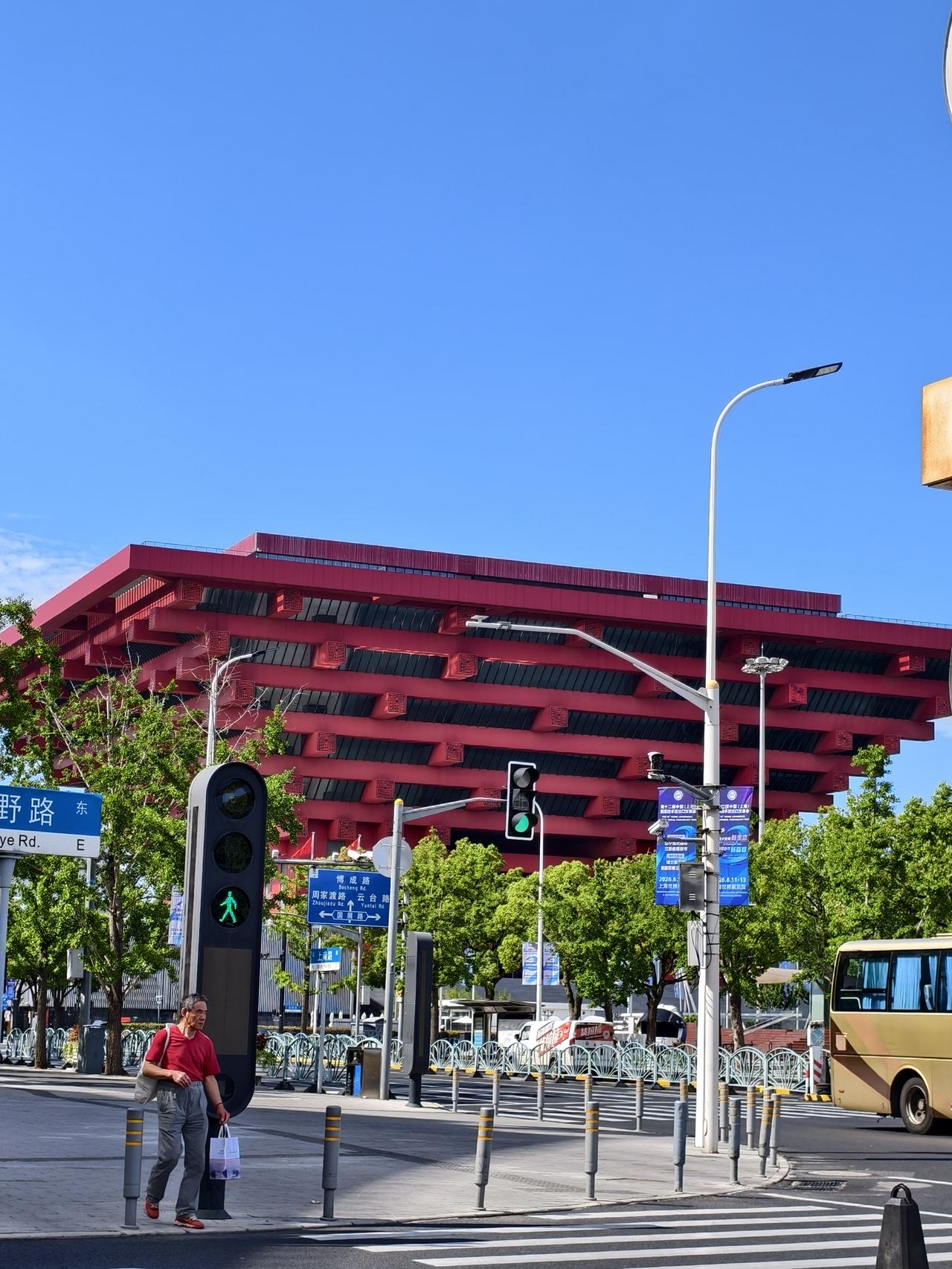 有人还记得这个“红色斗拱”建筑吗？
2010年上海世博会中国馆。
想当年，这里人