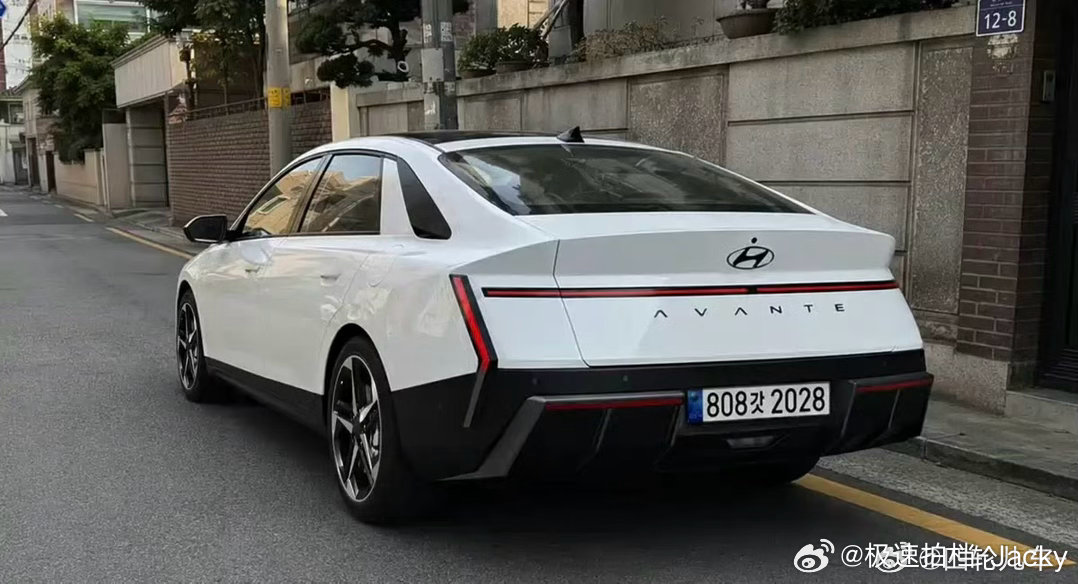 我刚想说现代这种机甲风走到底了啊，真nb。伊兰特都搞得那么战斗。但一看生图，官图