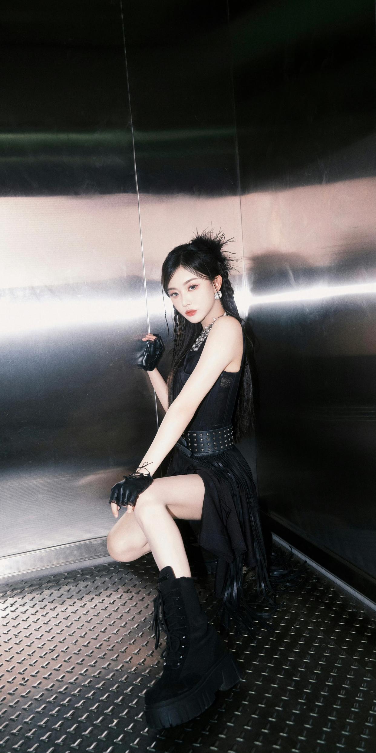 这姑娘穿着酷酷的黑色装扮，站在电梯里。 杨紫高清美图