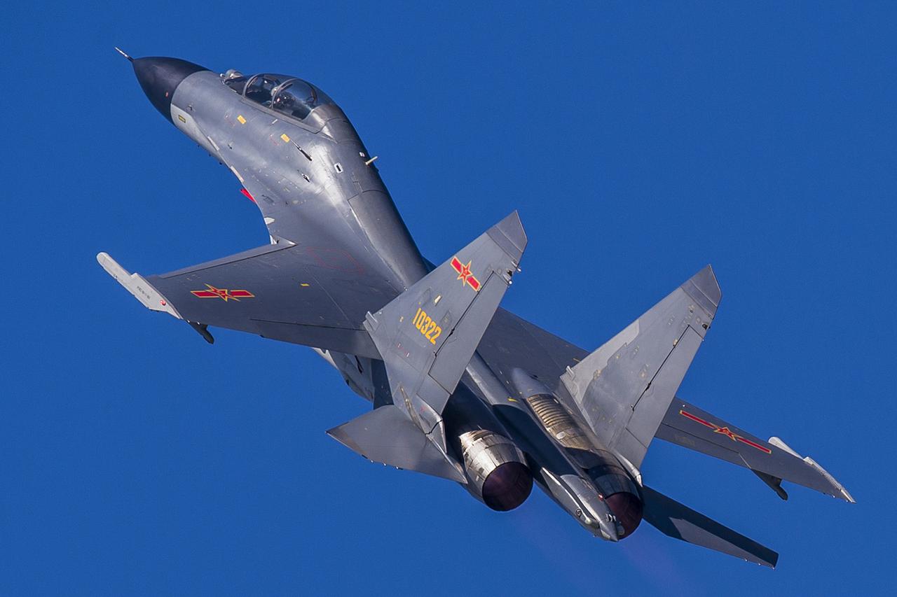 “歼16与F16哪个更厉害”
台军F-16V所谓“锁定歼-16”，
是光电吊舱的