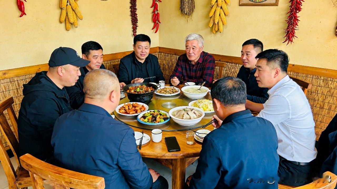 赵本山与徒弟聚餐的照片在网络传开后，简朴的家常菜馆和围坐的场景引发热议。这位从东