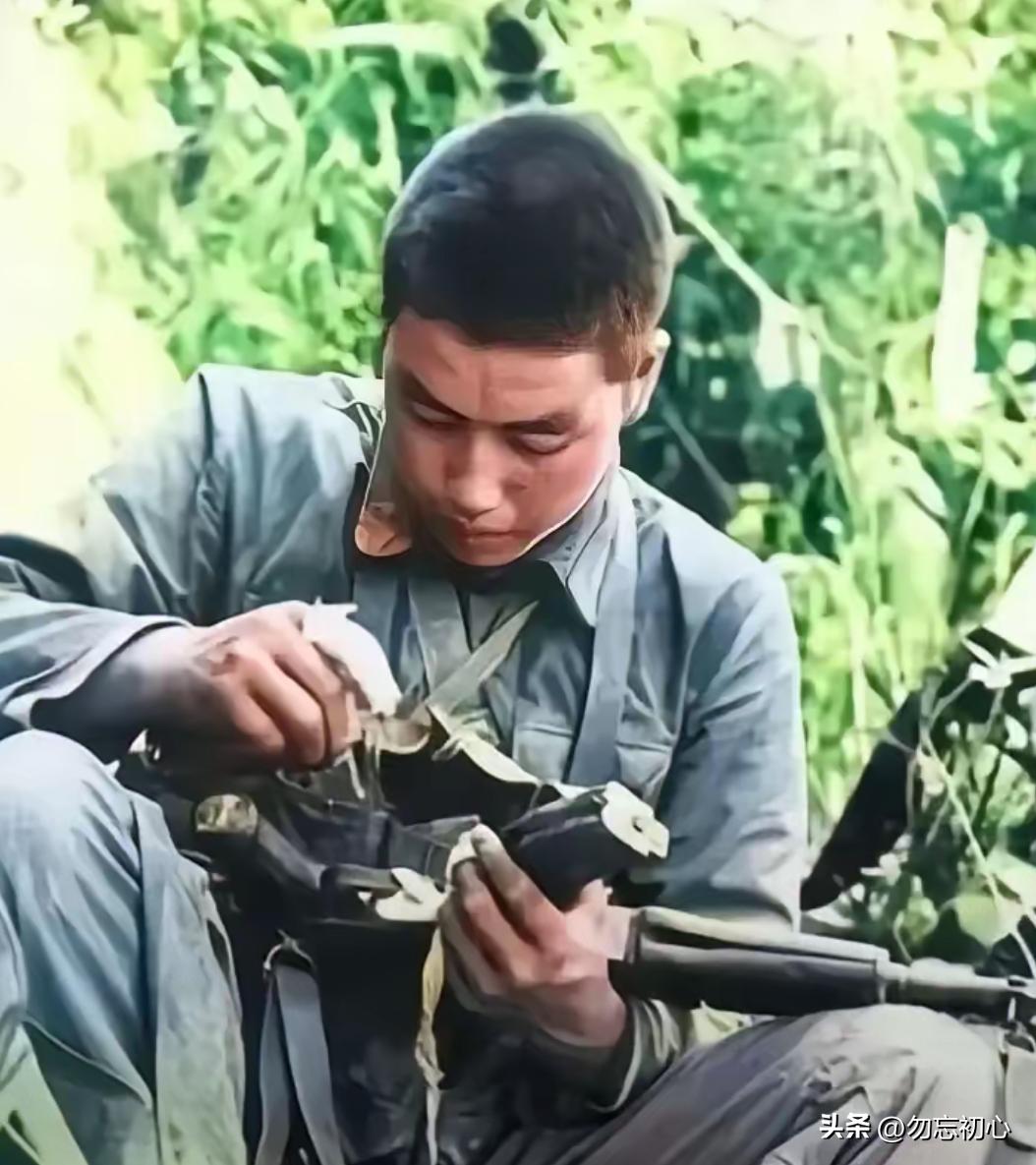 1984年老山，21岁新兵张忠顺，在战斗中，开枪击倒2名敌军。他欣喜若狂，拔腿冲