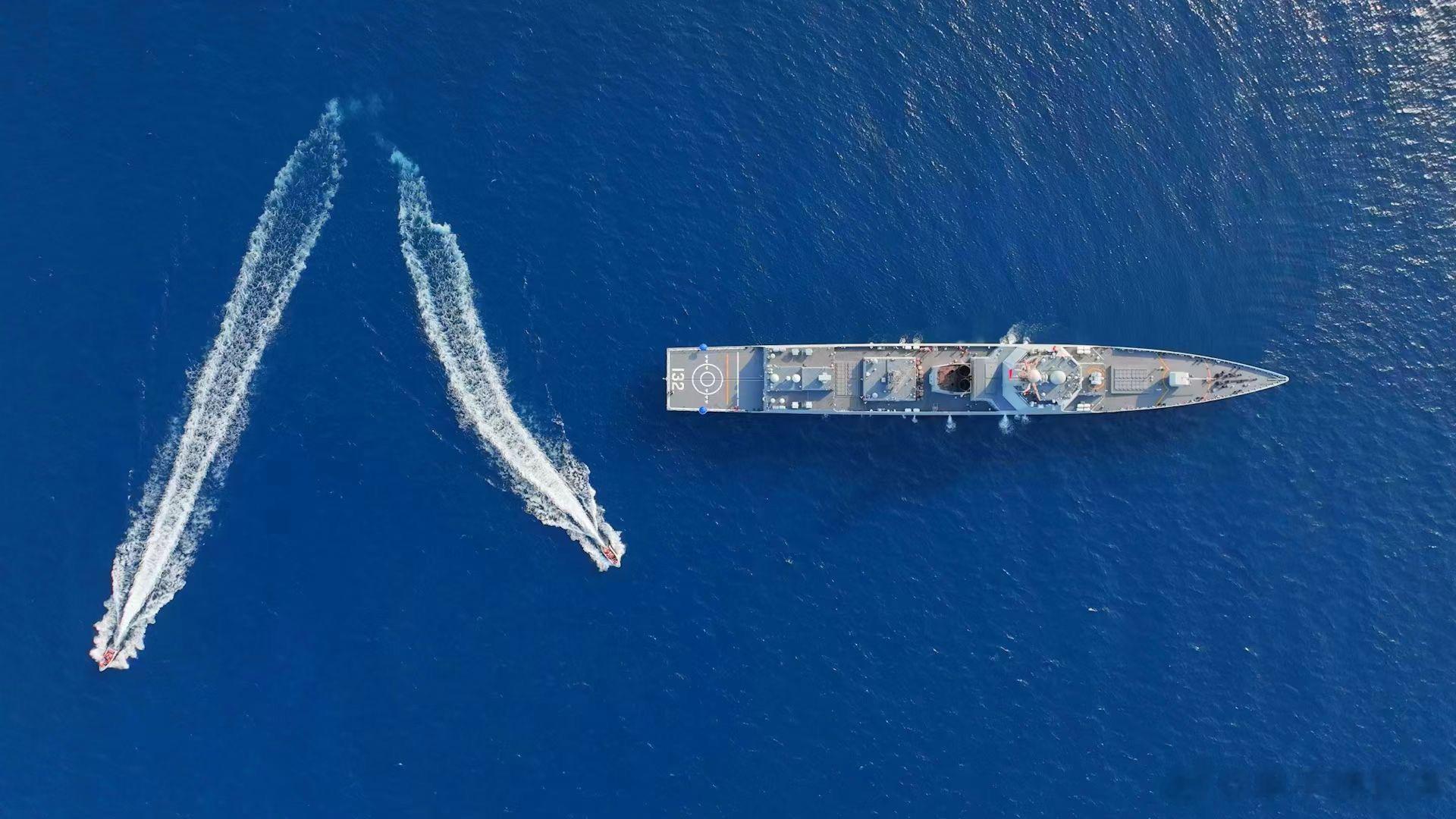 中国人民解放军建军96周年，重温一下当年052DL驱逐舰“苏州舰”在亚丁湾摆出的