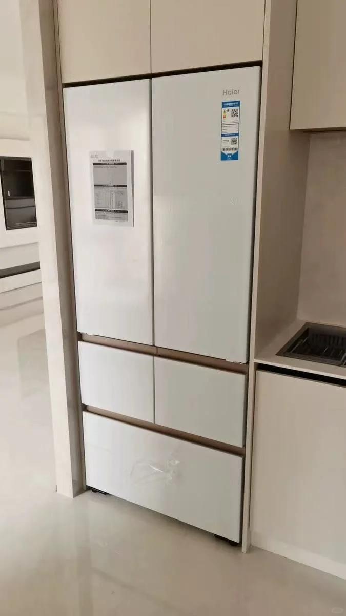 夏天怎么用冰箱更省电夏季厨房不开空调闷热难耐，室温常年三十度往上，冰箱摆放在厨房