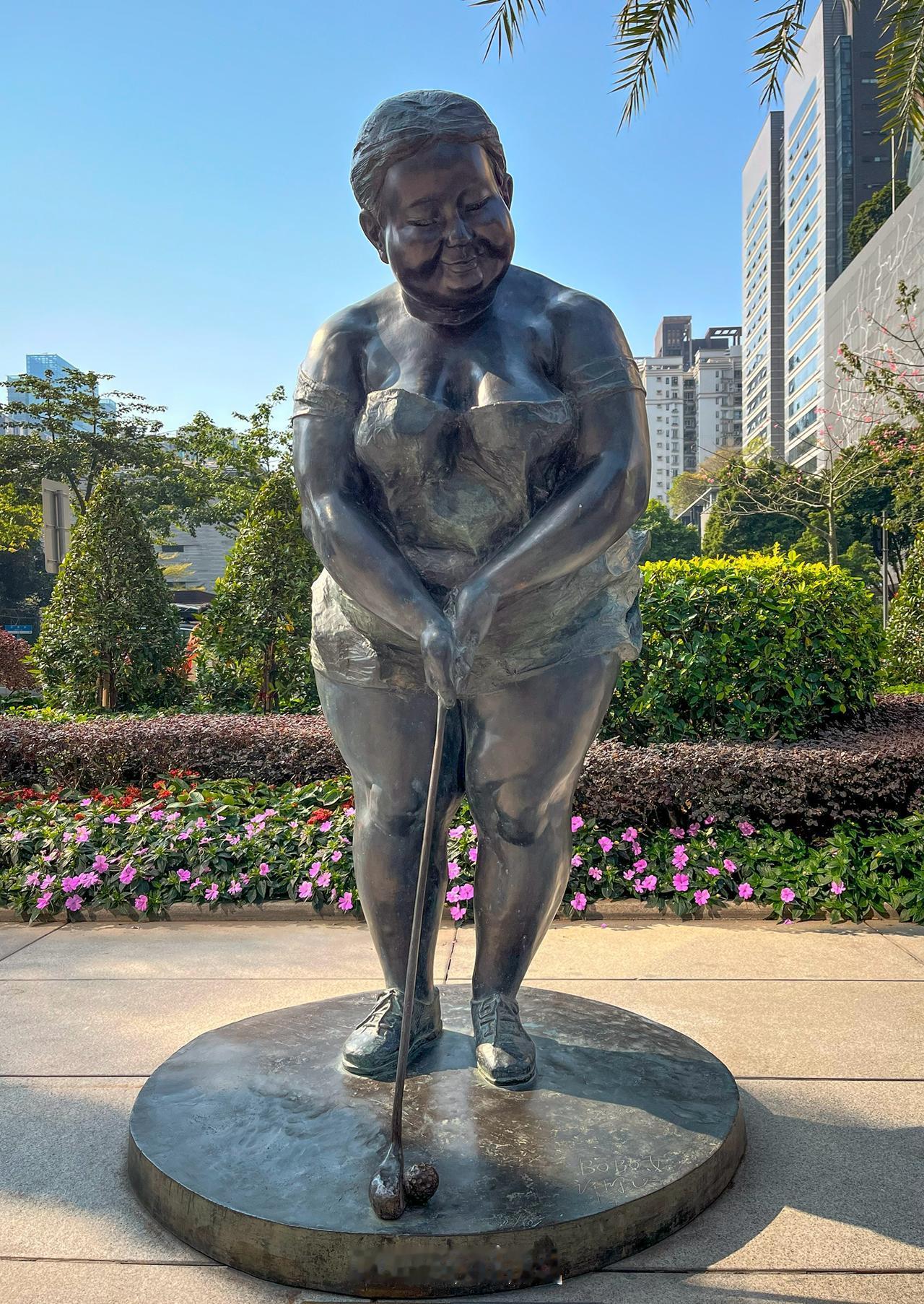 珠江新城最受争议的肥女雕塑，为何在网上走红？
该组为艺术家许鸿飞经典肥女青铜雕塑