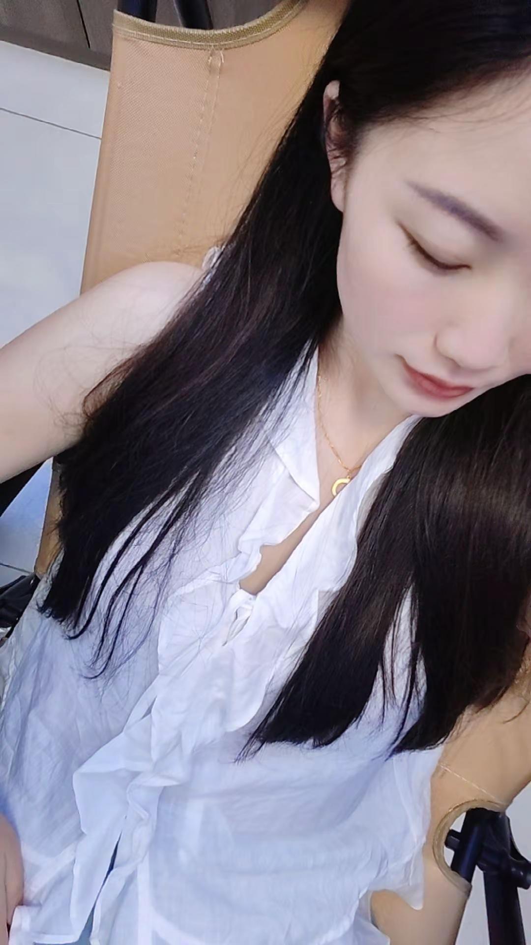 老歌依然好听，可是青春再也回不去了，时间带走了我干变万化的模样，我给自己留下了多