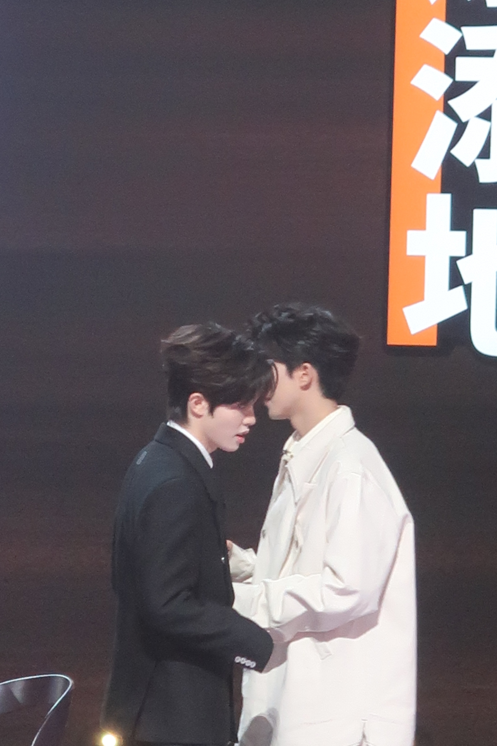 李昊黄子弘凡同框  是谁拍到了他俩同框的神图[打call][打call][打ca