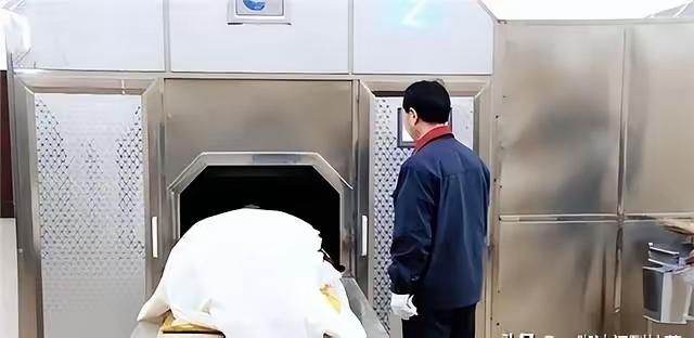 1995年，东莞市殡仪馆内送来了一具已经有味道的女尸，火化工人何亚胜正准备推她进