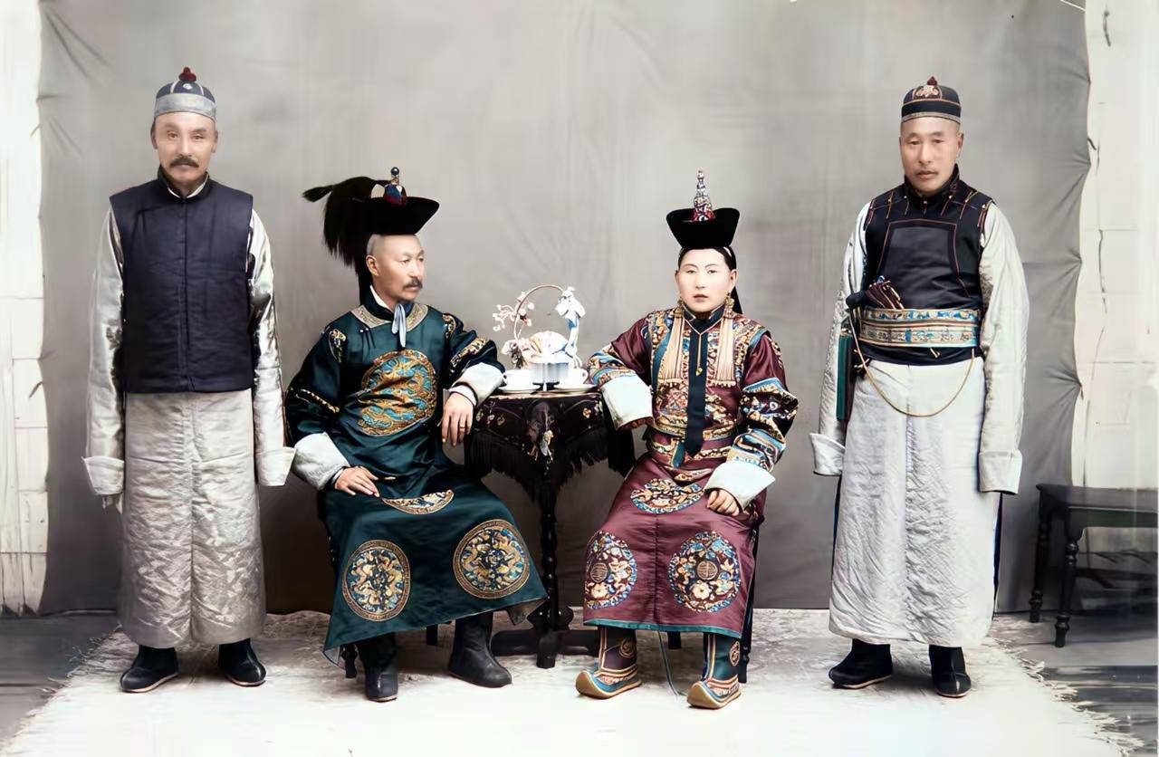 1912 年，陶克陶胡与妻子、两名随从在异乡留下一张合影。

他身着官服端坐中央