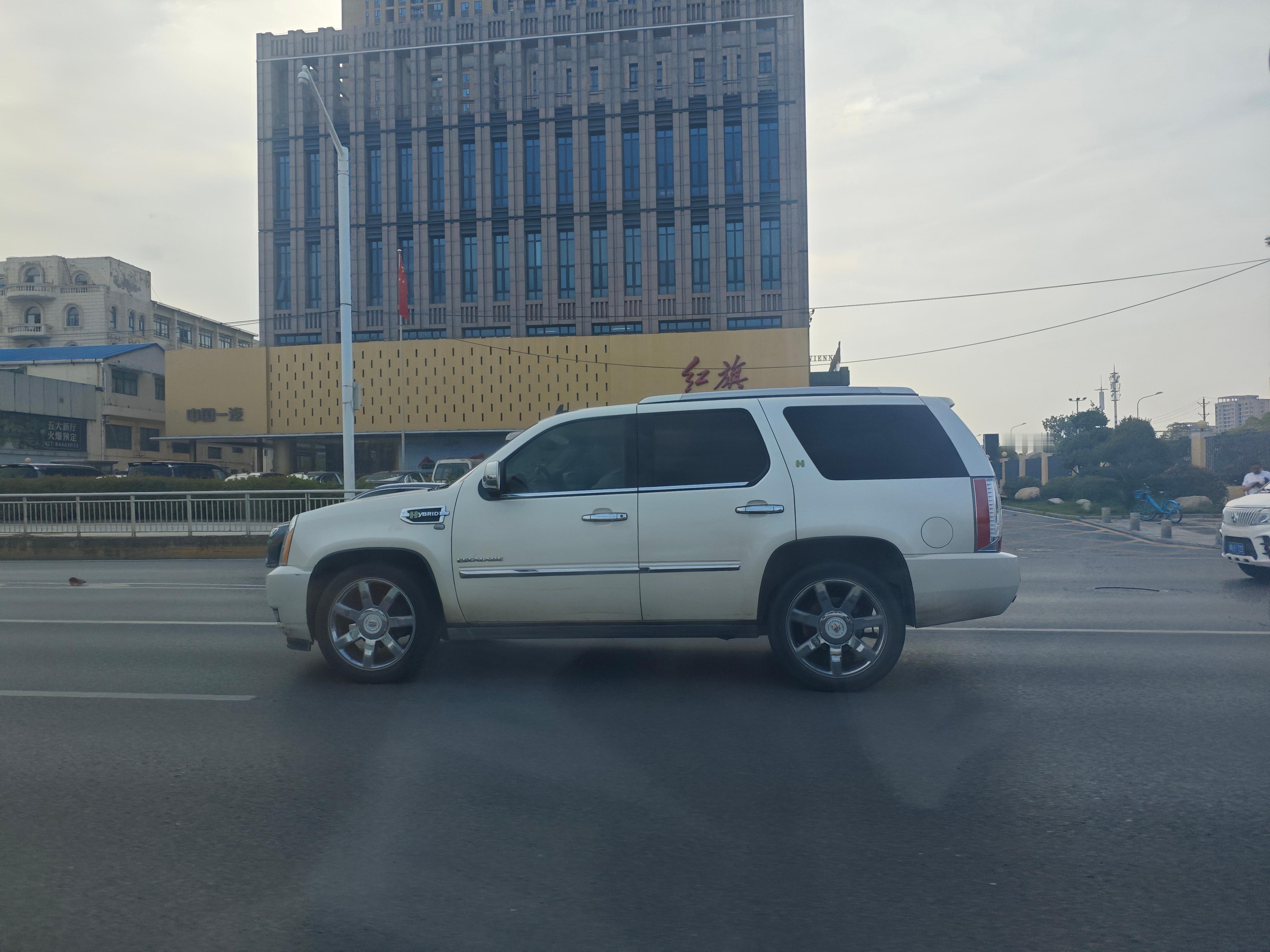 这是真大哥，6.0L V8的凯雷德，而且是油电混动[笑cry]这么大个玩意儿加上