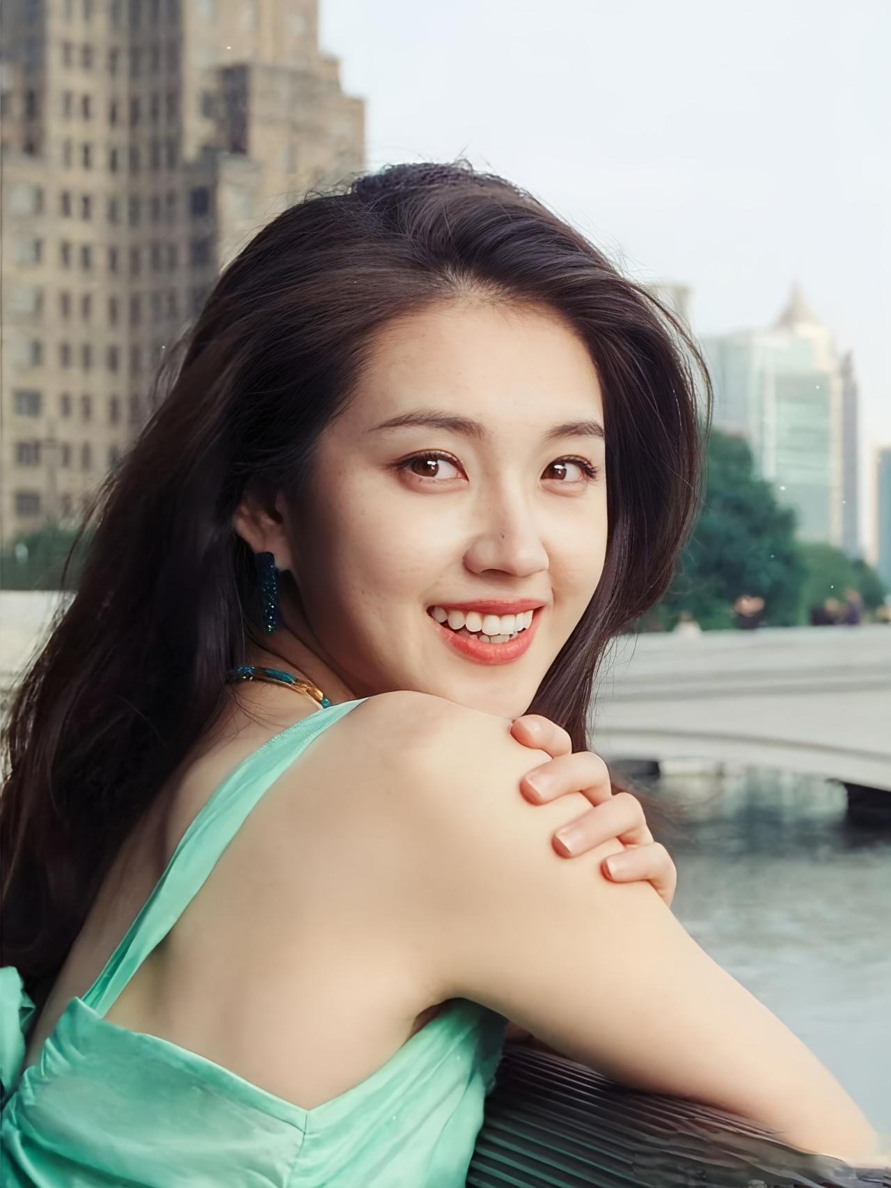 两年前，郭宇欣在横店吃着十块钱的盒饭，交不起房租愁坏了。
中戏科班毕业的她，到处