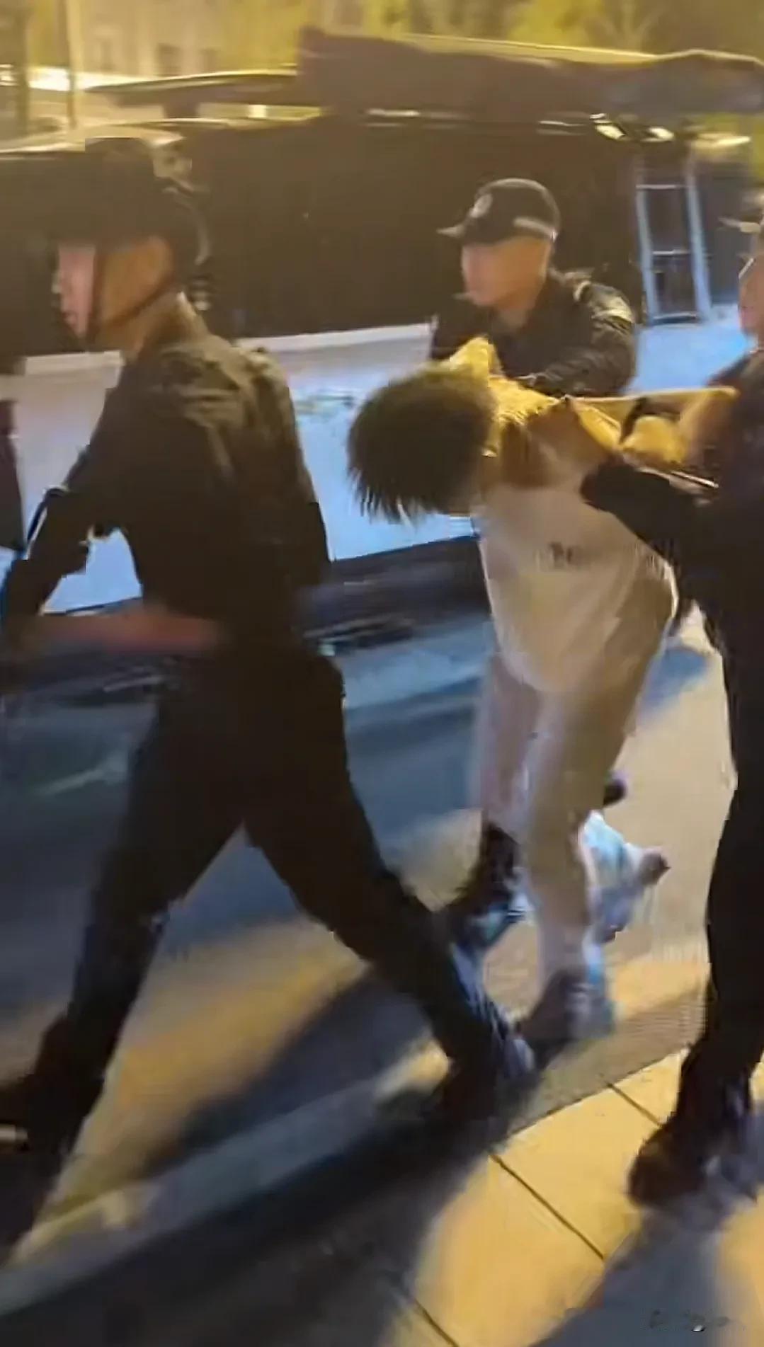 重拳出击，头戴面具手持玩具枪探出车窗亢奋喊叫，小青年凌晨在市政广场聚集飙车炸街，