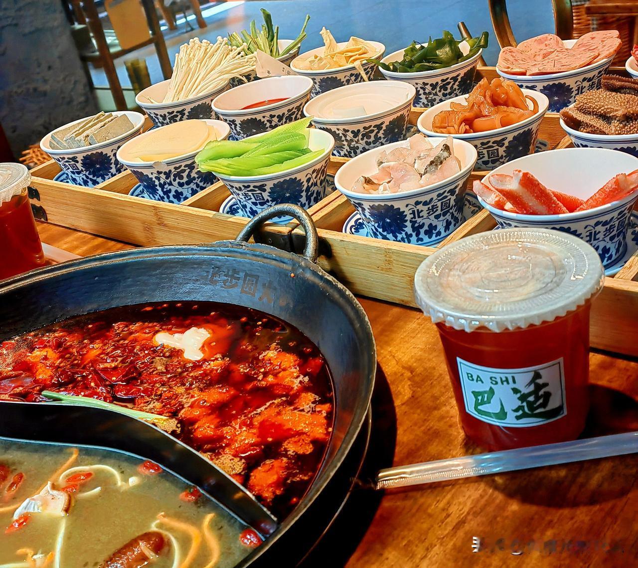 兰州也有这种九宫格火锅了！这吃法也太适合女生胃口小，又想多吃几个菜的公主👸🏻