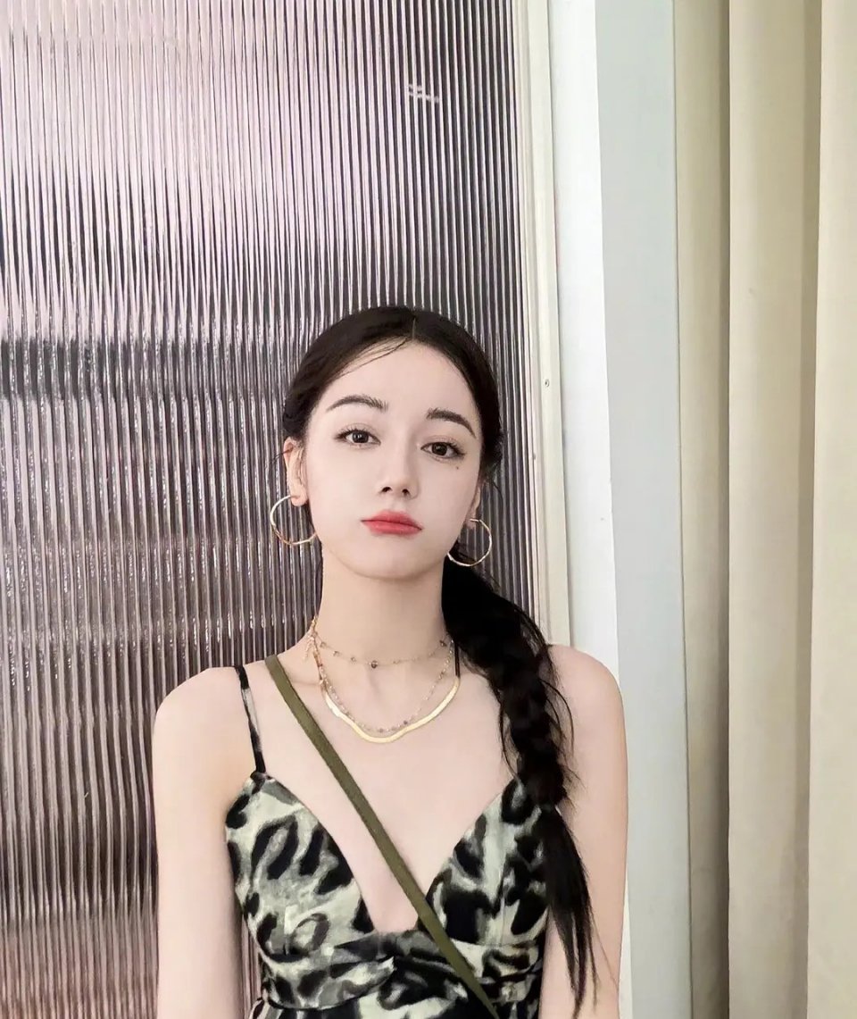 迪丽热巴简直太瘦了 ​​​