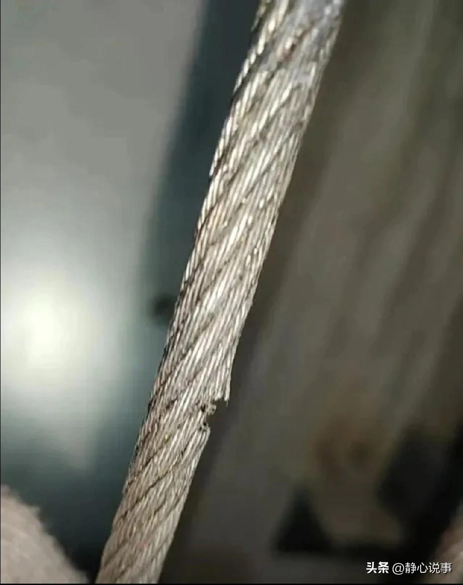 这样的恶人绝不能轻饶！某小区50部电梯里，20多部的钢丝绳被人故意切割，明摆着是