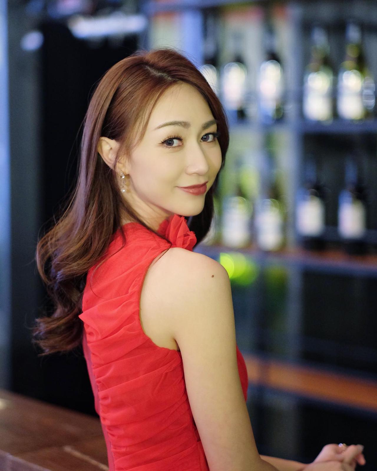 她曾经是香港小姐冠军，颜值在TVB算是顶级水平，演技方面还算可以，可惜TVB拍戏