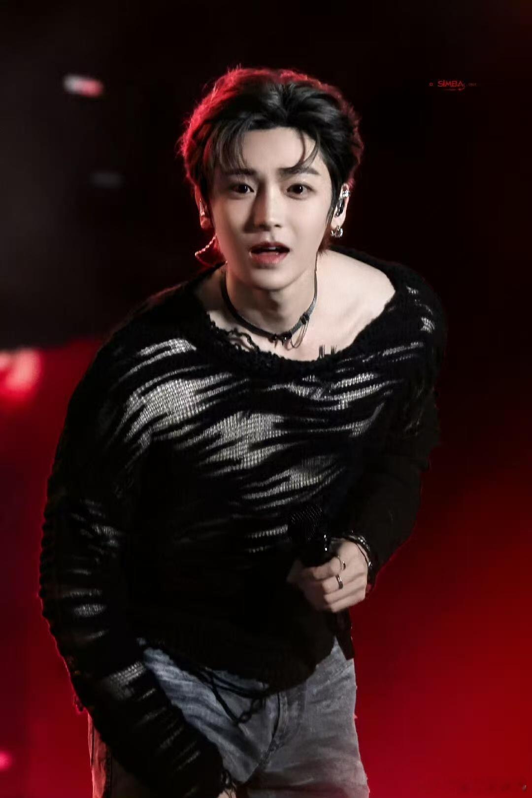 侯明昊复出的这波魅力真是炸裂，黑色锁骨链和choker完美配合，让他的舞台表现充