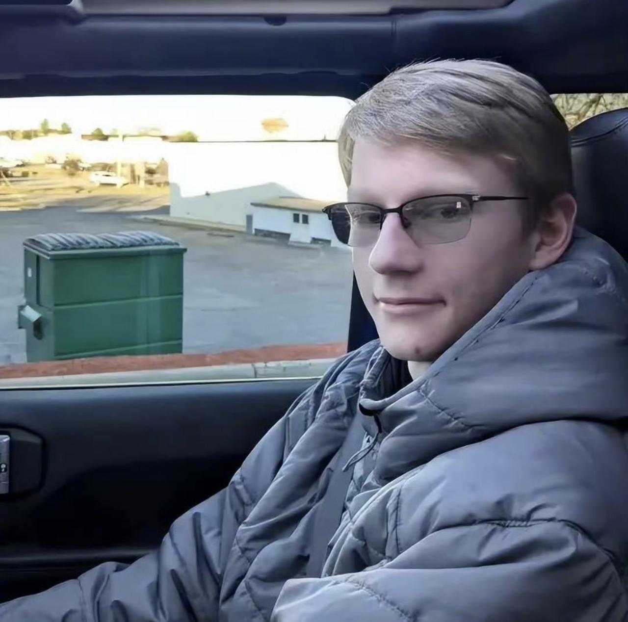 据说就是这位小哥，去特朗普海湖庄园搞刺杀啊，结果没刺成，还让人给击毙了！

白瞎