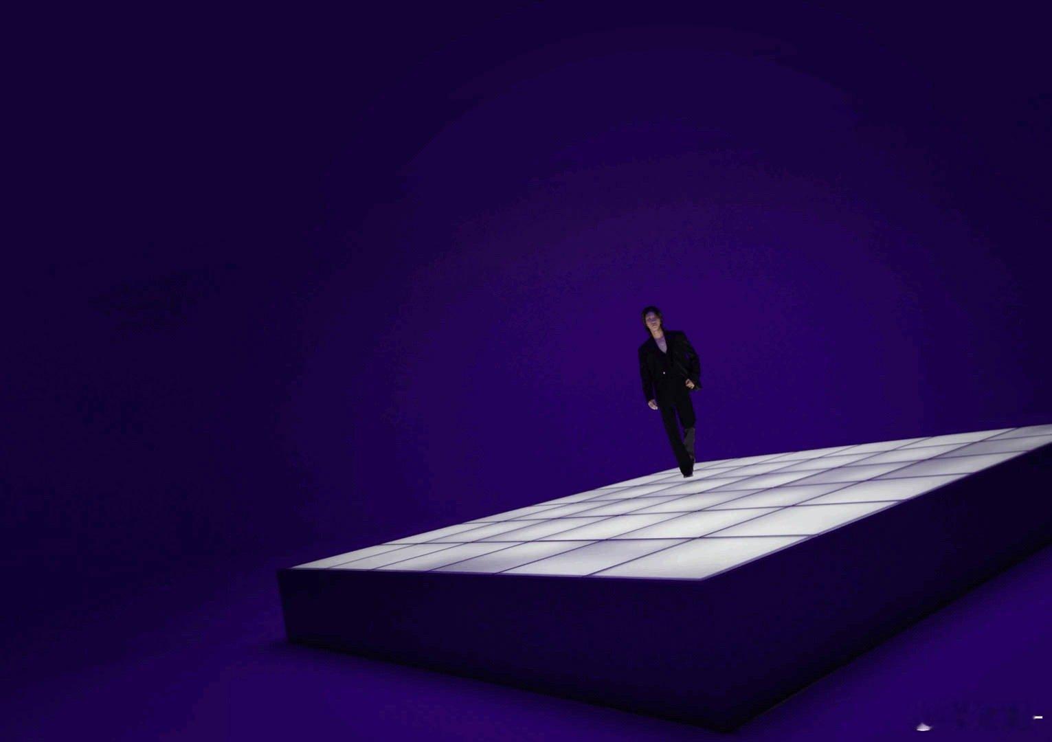 谁给徐明浩设计的造型 要给徐明浩的造型师疯狂打call！这款黑色方框眼镜选得太妙