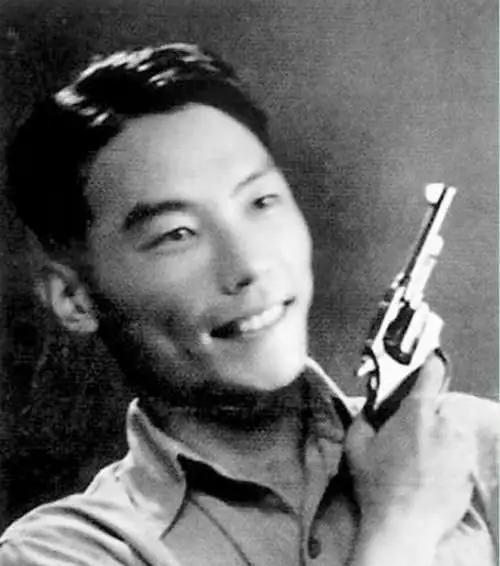 1961年，周总理在钓鱼台偶遇一个落单的少女，就问她：“你爸爸是谁？”少女说：“