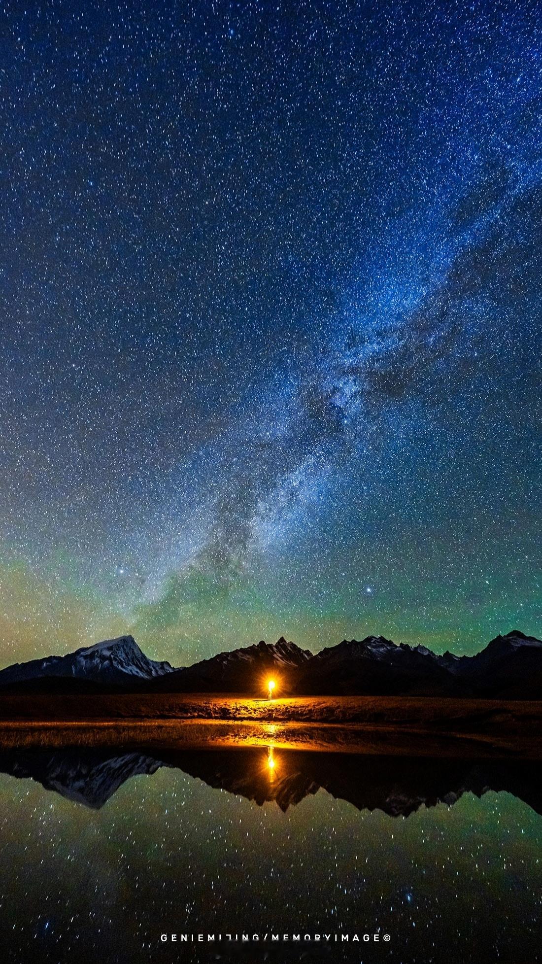 夜幕降临，银河悄然升起于格聂神山之巅，白雪皑皑，与璀璨的星空交相辉映，而格聂之眼