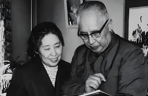 1940年，两名卧底夫妻因战乱失散。妻子牺牲的阵亡通知书下了七年，丈夫拒不续弦。