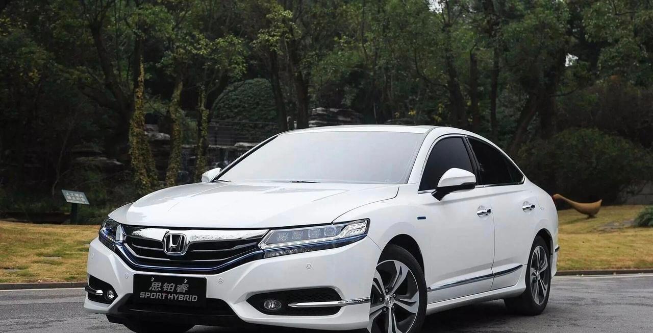 6万多买台“运动版雅阁”，是捡漏还是接盘？朋友发来一张白色思铂睿照片，背景是林荫