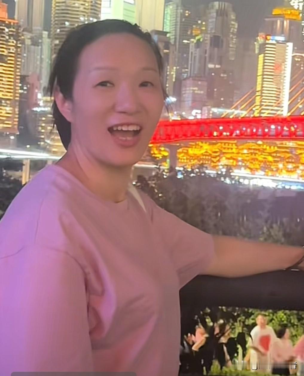 今晚，谢浩男的大妹更新视频。可能是粉丝要求谢浩男大妹更新视频的原因吧，谢浩男的大