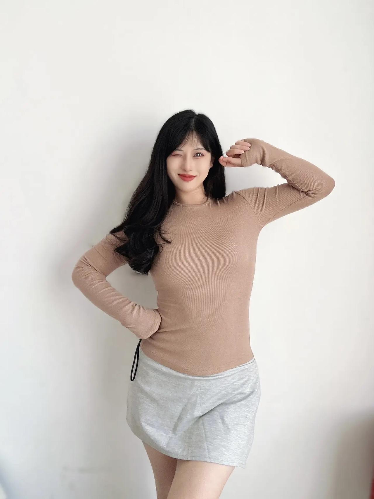 温暖冬日穿搭，毛绒围巾与米色毛衣的完美搭配，甜美笑容，元气满满！🌞