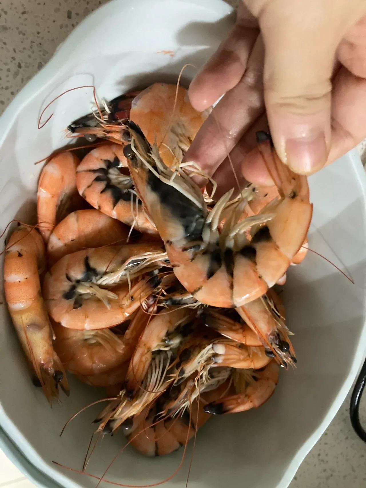 活虾为什么煮了会发黑？

家里小孩都喜欢吃虾，所以婆婆经常买回来。
但几次都是这