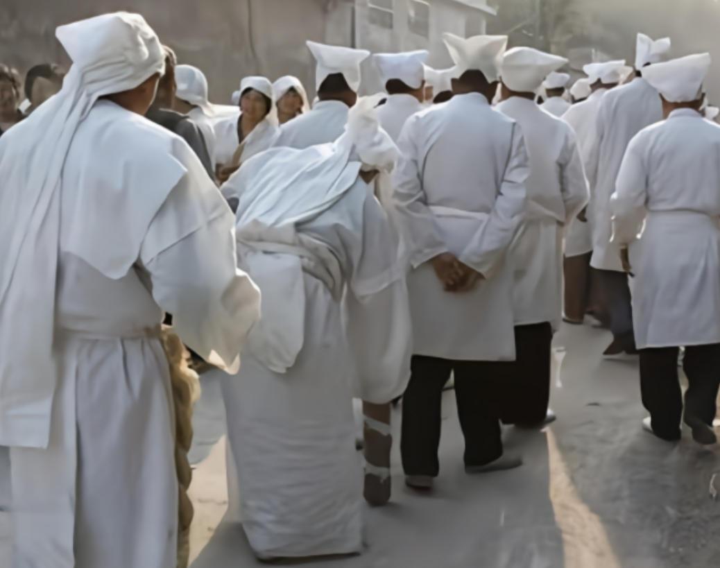 二十年后中国丧葬将会转变。很多独生子女对待死去的父母，基本上会转变为直接打电话，